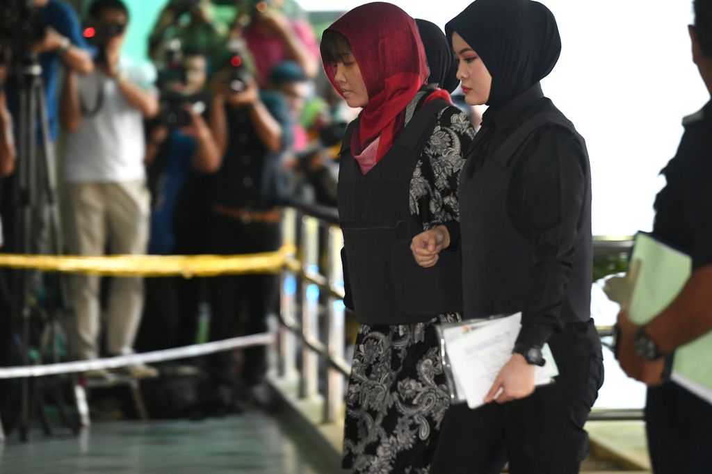 Doan Thi Huong, scortata da una poliziotta in Malaysia