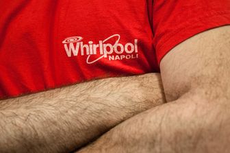 Un lavoratore della Whirpool di Napoli