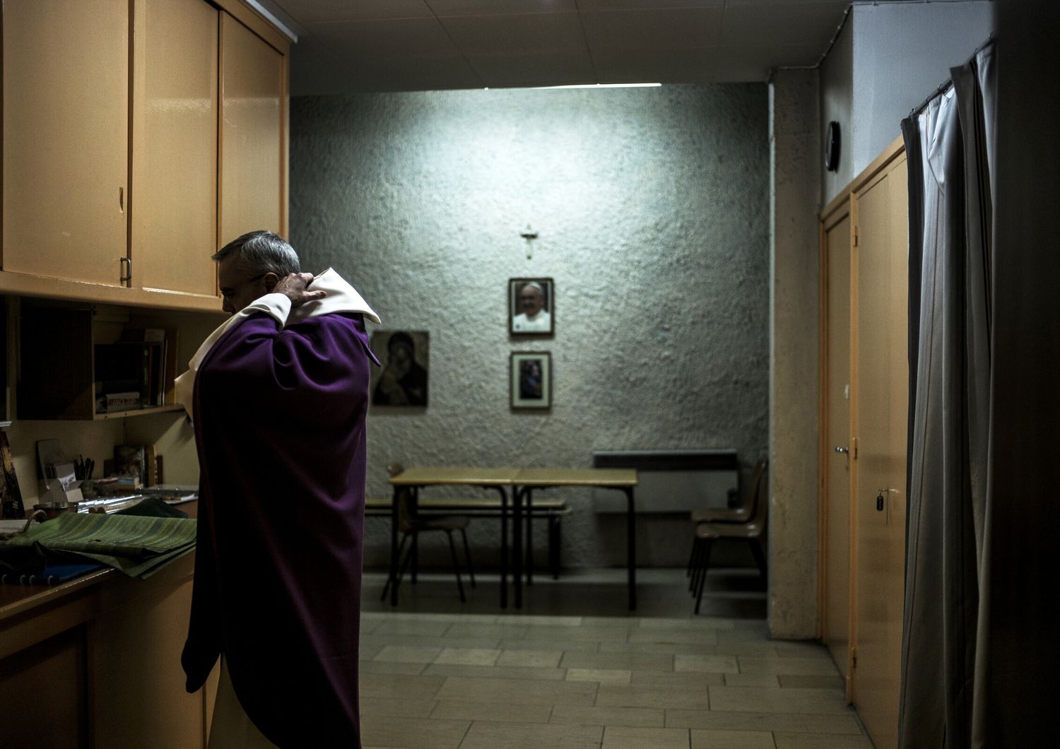 Padre Eric De Nattes si prepara per celebrare messa in tributo delle vittime di pedofilia a&nbsp;Sainte Foy les Lyon&nbsp;