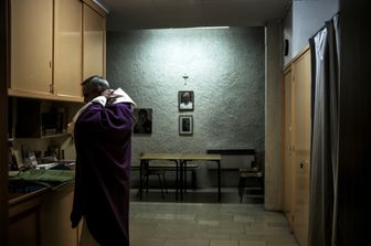 Padre Eric De Nattes si prepara per celebrare messa in tributo delle vittime di pedofilia a&nbsp;Sainte Foy les Lyon&nbsp;