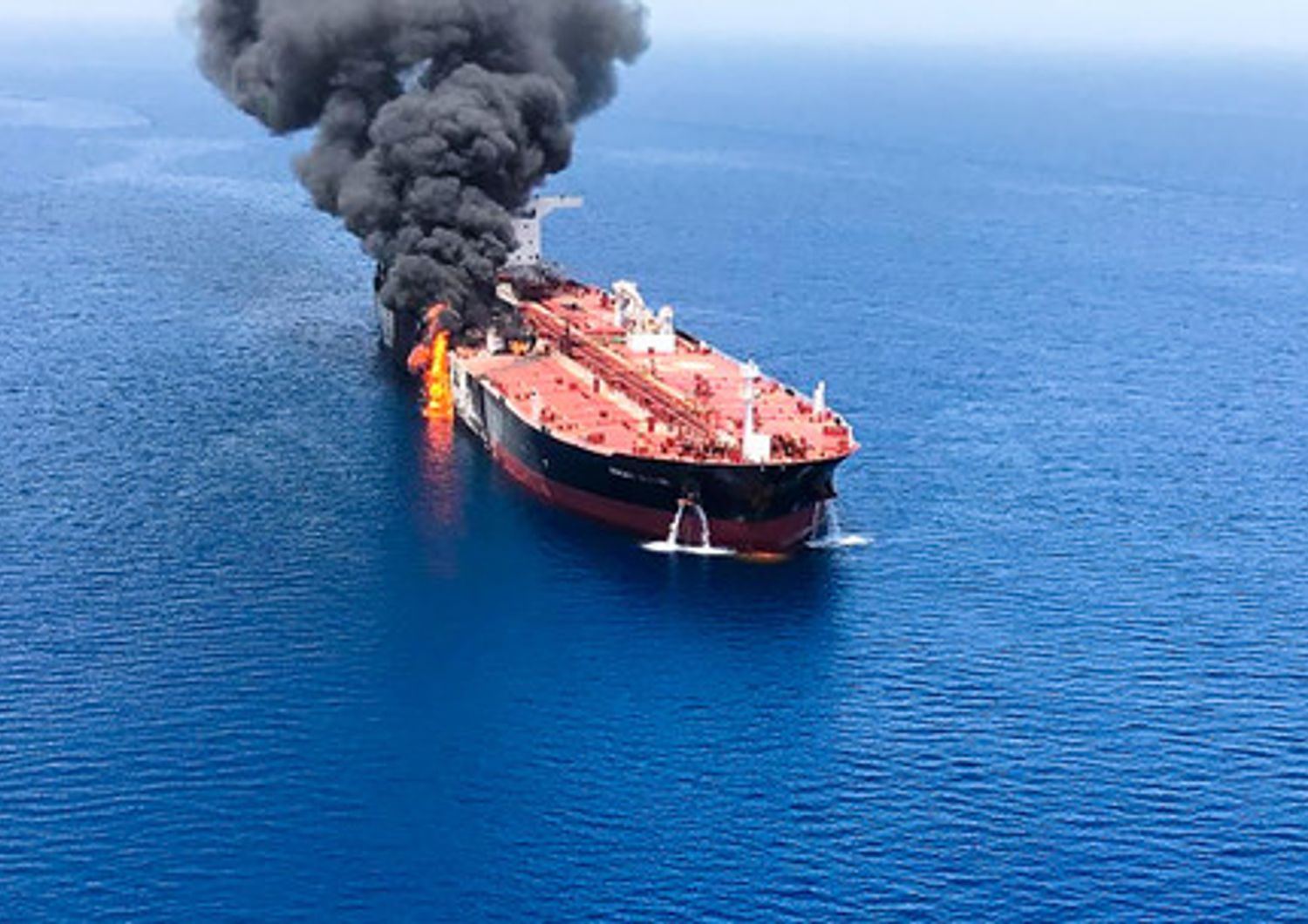 Petroliera in fiamme nello stretto di Hormuz