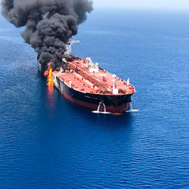 Petroliera in fiamme nello stretto di Hormuz