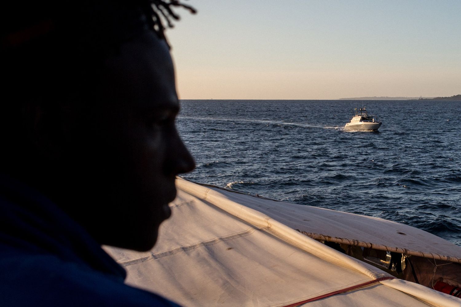 Un migrante a bordo della Sea Watch 3