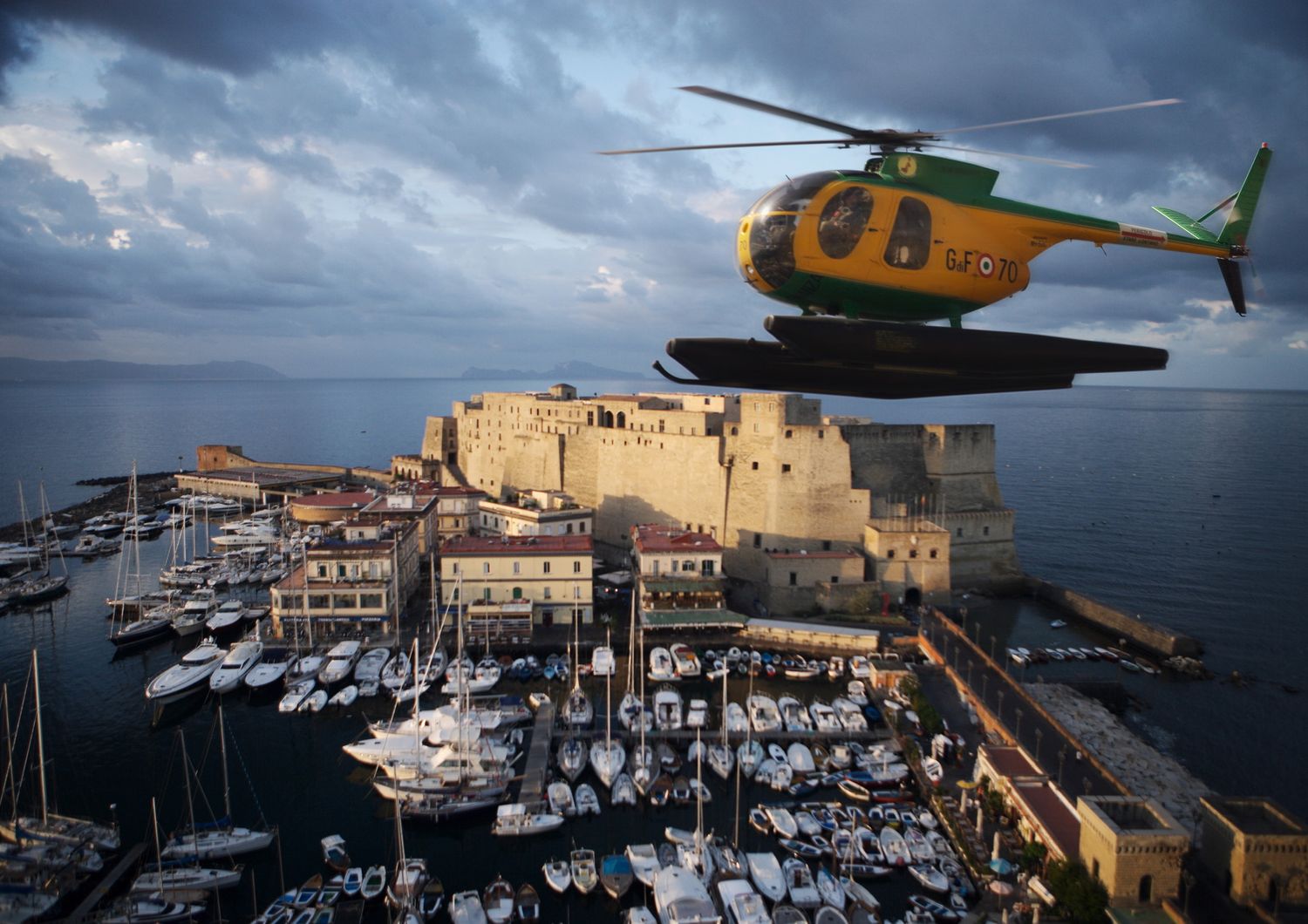 Un elicottero della Guardia Costiera su Santa Lucia a Napoli