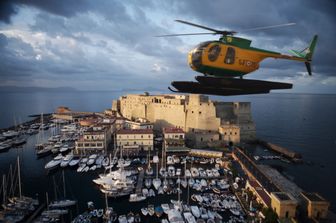 Un elicottero della Guardia Costiera su Santa Lucia a Napoli