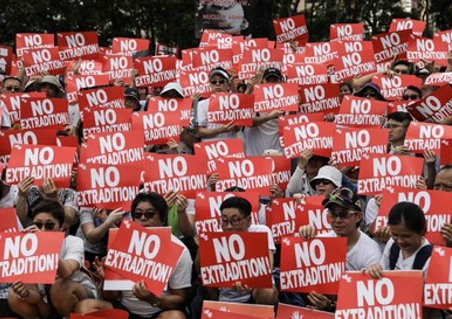 Un momento della protesta del 9 giugno ad Hong Kong per fermare una controversa legge sull'estradizione in Cina