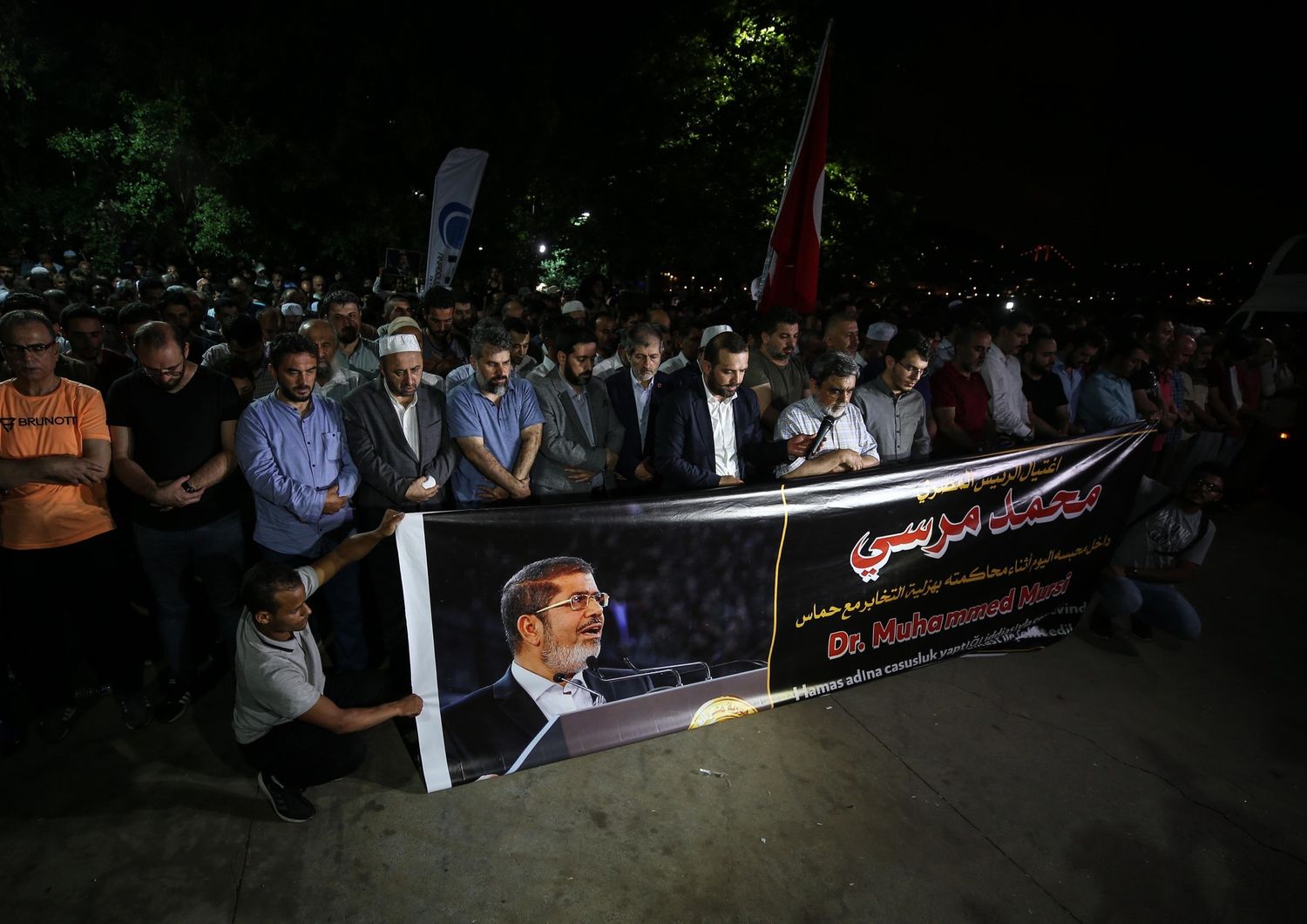 Una veglia per Morsi davanti all'ambasciata egiziana a Istanbul