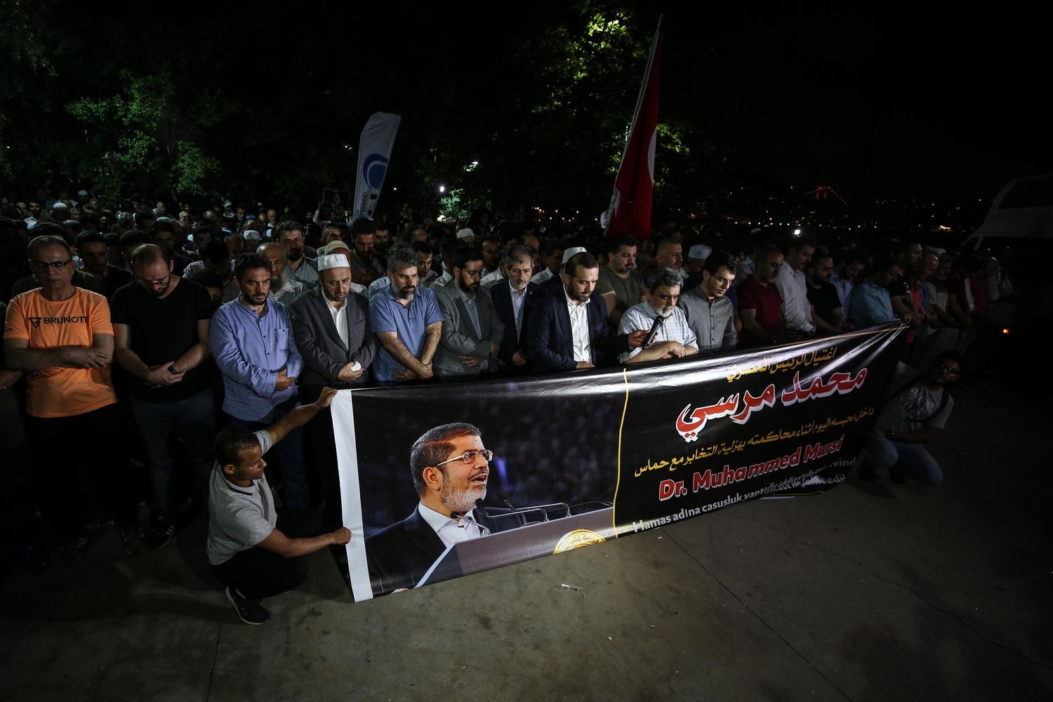 Una veglia per Morsi davanti all'ambasciata egiziana a Istanbul