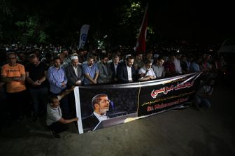 Una veglia per Morsi davanti all'ambasciata egiziana a Istanbul