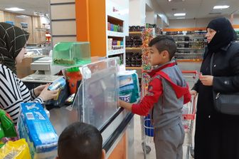 La rifugiata siriana Hanan al supermercato
