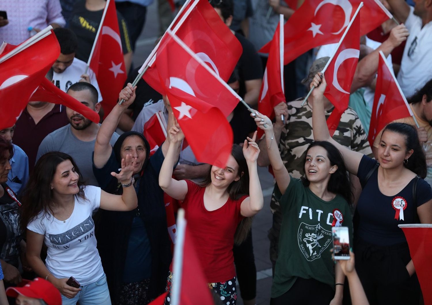 Sostenitrici del partito Repubblicano festeggiano l'elezione di Imamoglu a sindaco di Istanbul