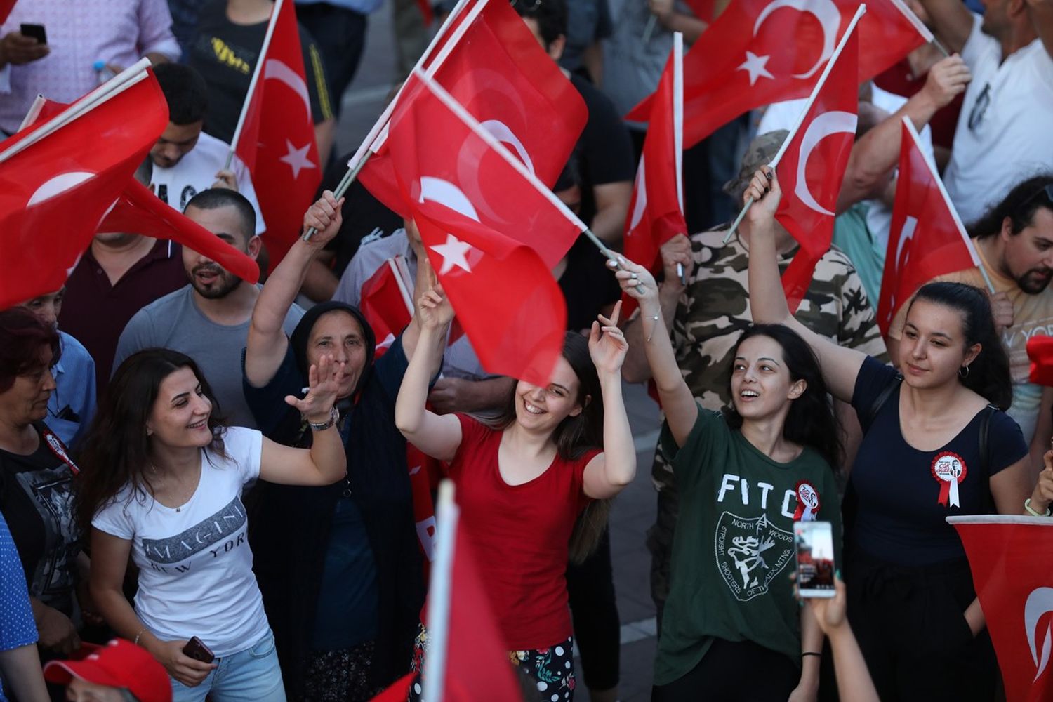 Sostenitrici del partito Repubblicano festeggiano l'elezione di Imamoglu a sindaco di Istanbul