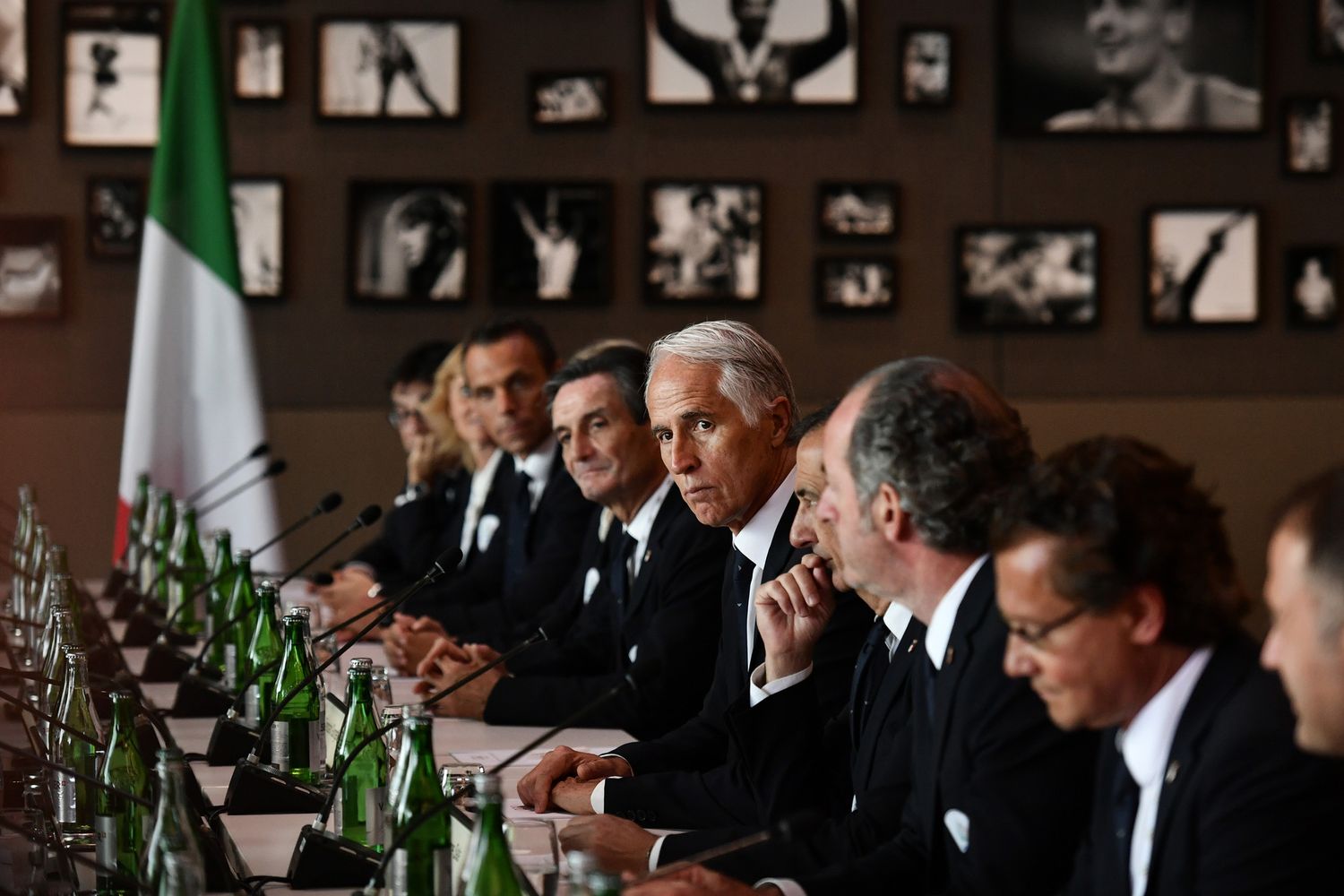 Il presidente del Coni, Giovanni Malag&ograve;, con la delegazione italiana a Losanna