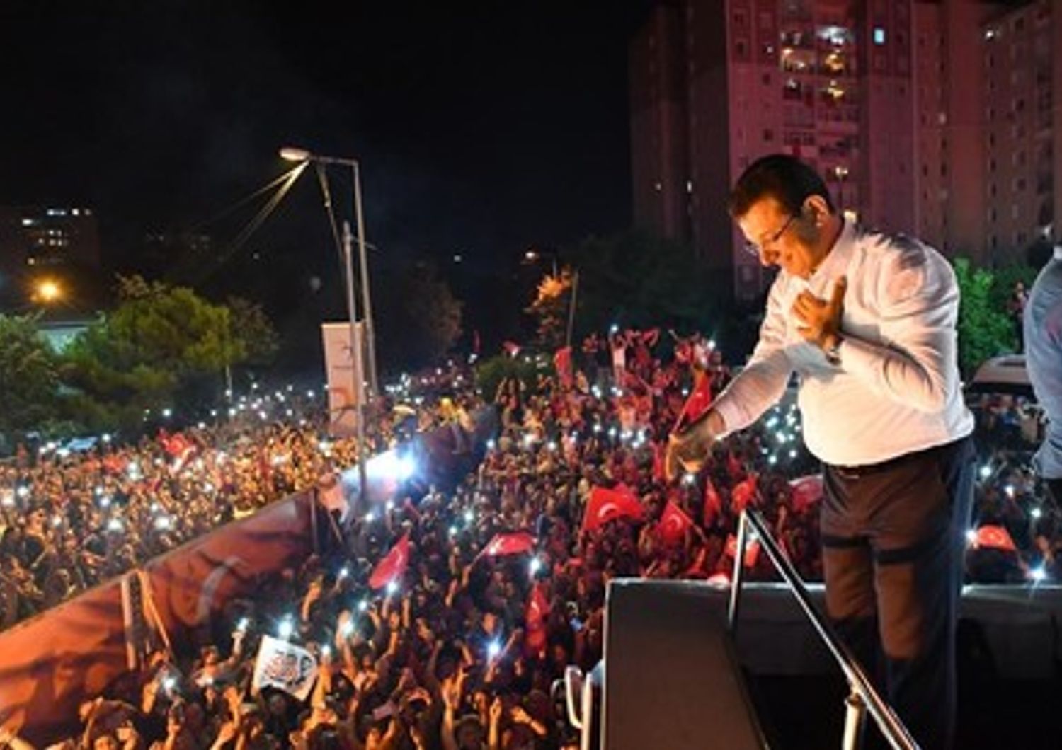 Ekrem Imamoglu saluta la folla dopo l'elezione a sindaco di Istanbul