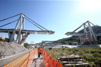 I due tronconi di Ponte Morandi prima della demolizione finale