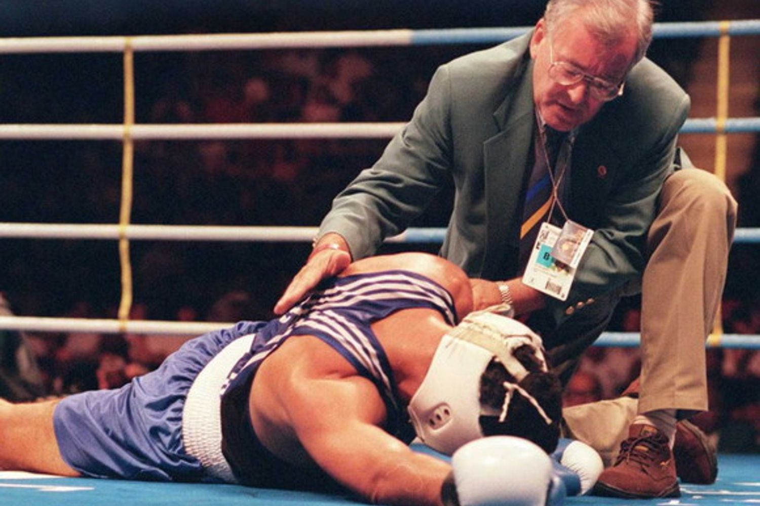 Ovidiu&nbsp;Bali, contato al tappeto durante un incontro alle Olimpiadi di Atlanta '96