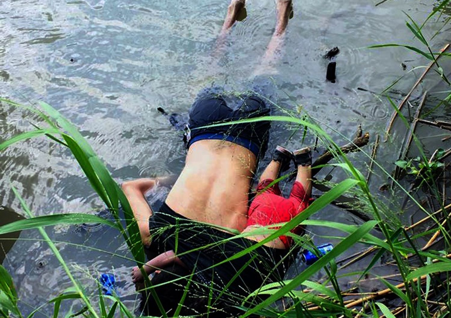 messico foto shock padre e figlia morti nel fiume