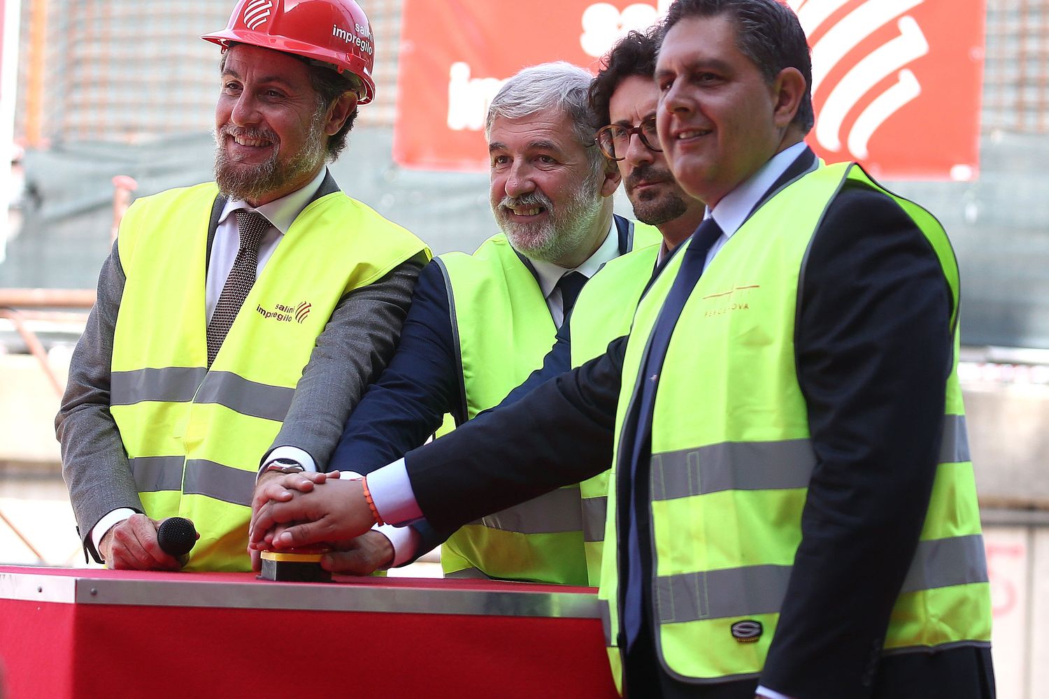 Genova,&nbsp;cerimonia per la prima gettata di cemento per il nuovo ponte:&nbsp;l'Amministratore delegato per Genova di Salini-Impregilo con Bucci, Toninelli e Toti