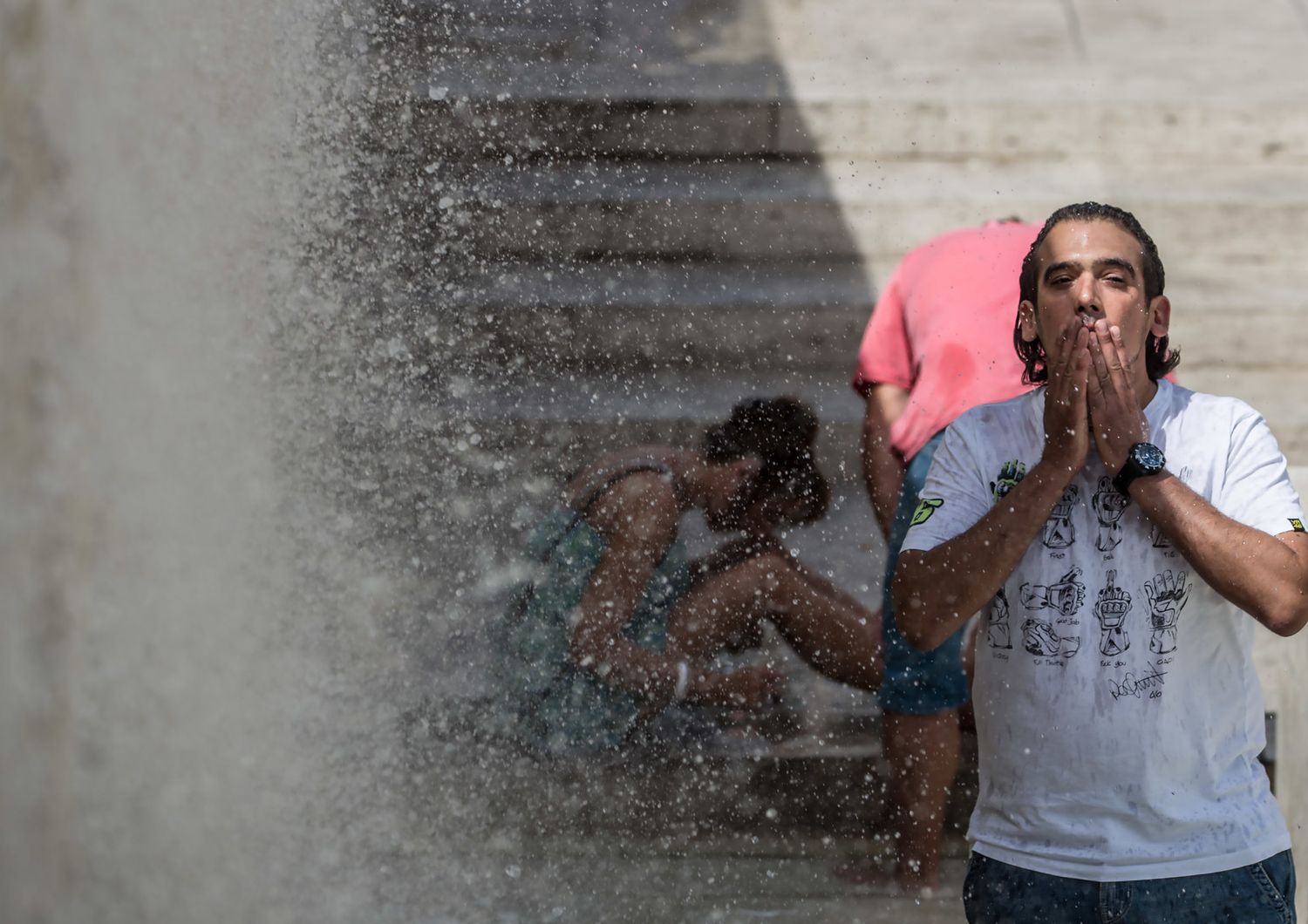 Caldo, un uomo cerca refrigerio in una fontana di Roma&nbsp;