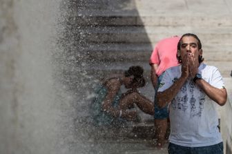 Caldo, un uomo cerca refrigerio in una fontana di Roma&nbsp;