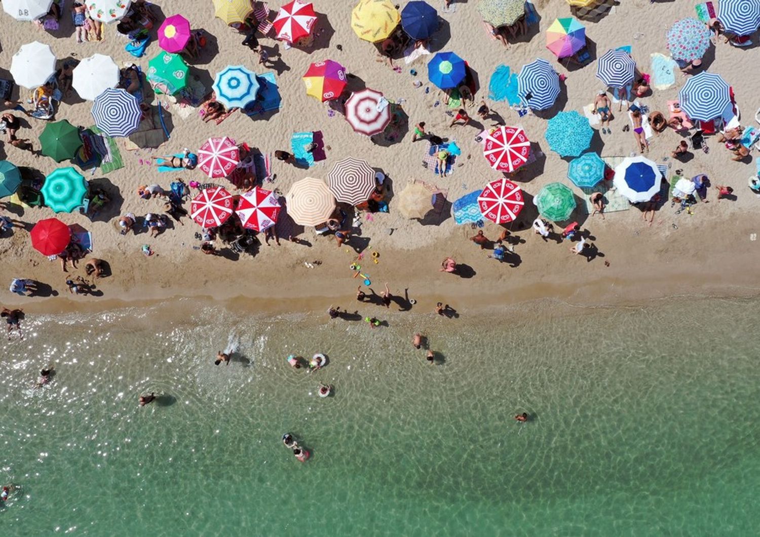 Estate, una spiaggia invasa durante le calde giornate dell'estate 2018&nbsp;