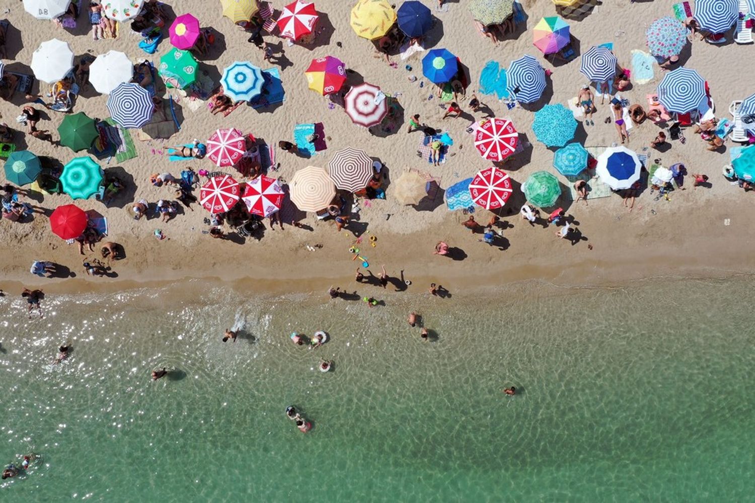 Estate, una spiaggia invasa durante le calde giornate dell'estate 2018&nbsp;