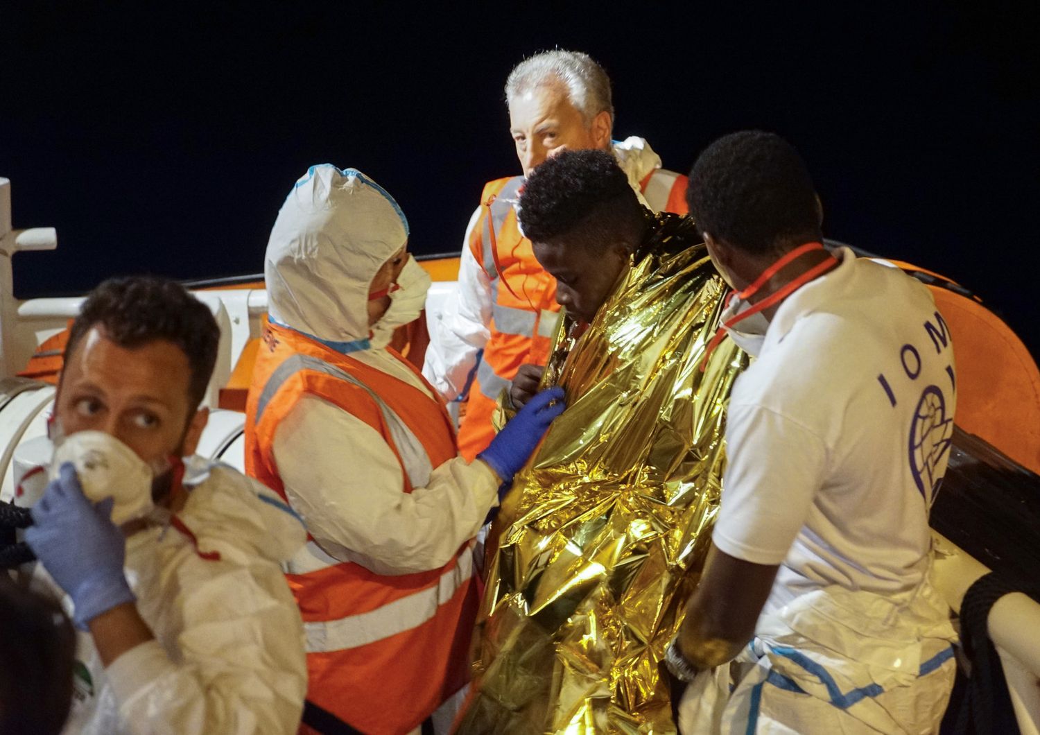 Lo sbarco dei migranti della Sea Watch a Lampedusa