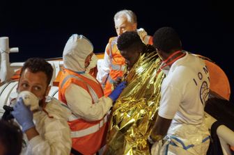 Lo sbarco dei migranti della Sea Watch a Lampedusa