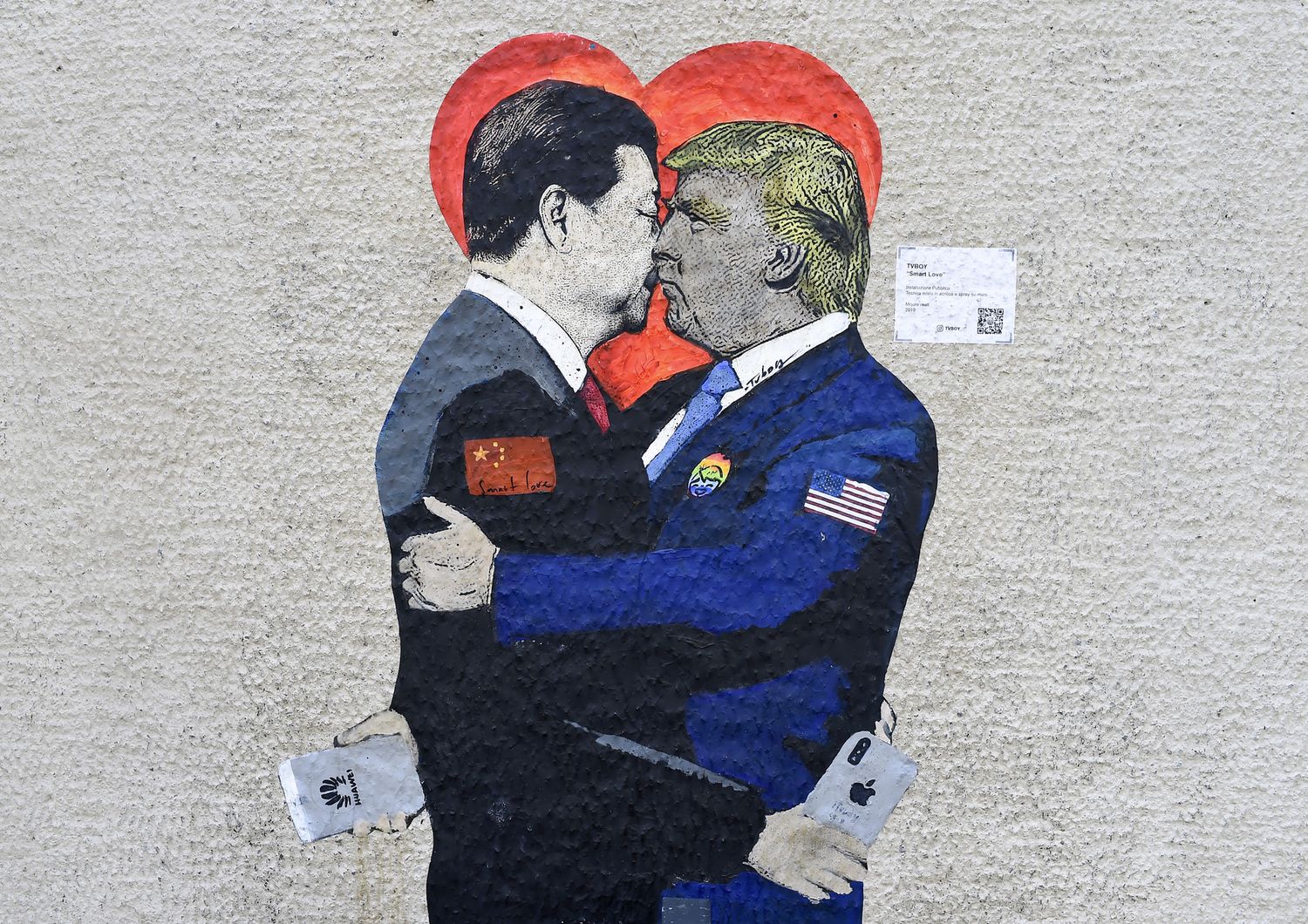 Il murale 'Smart Love' di TvBoy con Trump e Xi