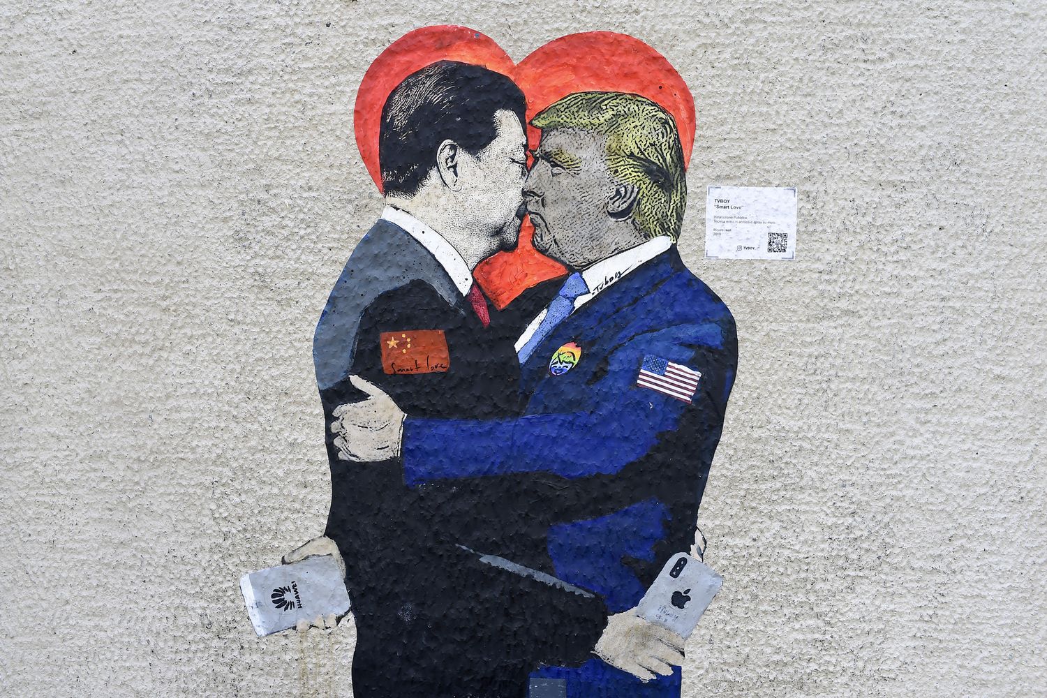 Il murale 'Smart Love' di TvBoy con Trump e Xi