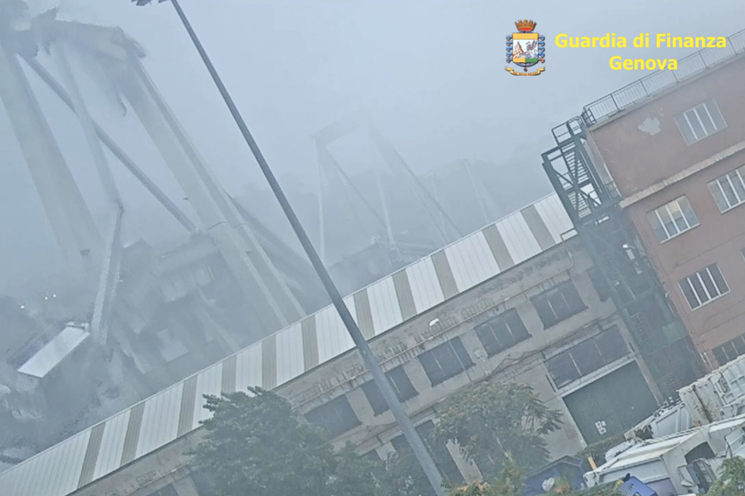 Il momento del crollo del Ponte Morandi