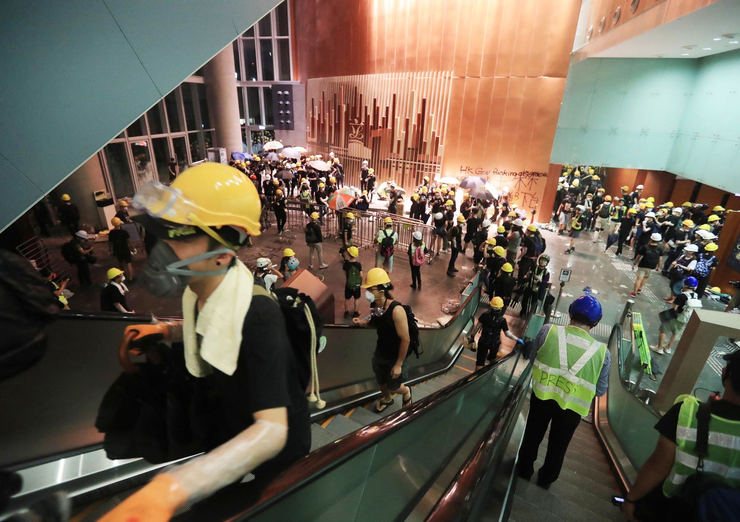 I manifestanti che hanno fatto irruzione nel Parlamento di Hong Kong