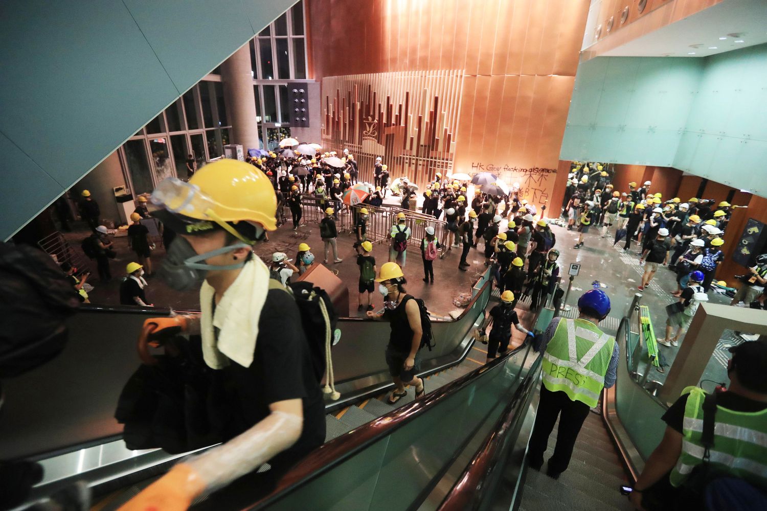 I manifestanti che hanno fatto irruzione nel Parlamento di Hong Kong