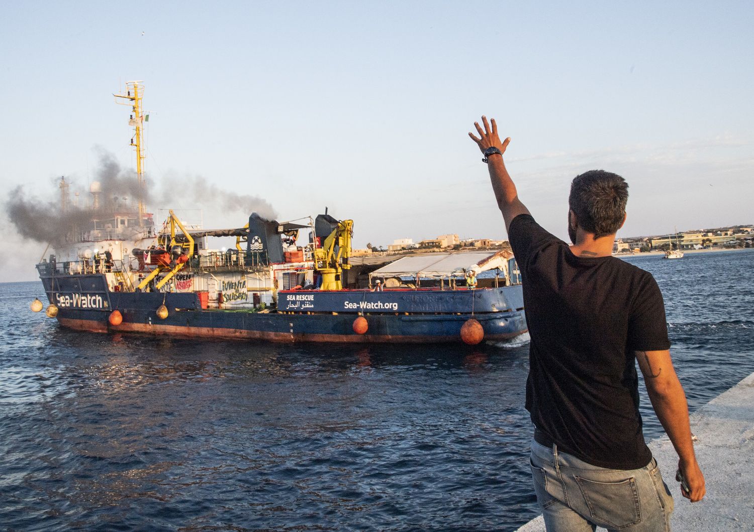 La Sea Watch 3 attracca a Lampedusa