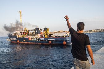La Sea Watch 3 attracca a Lampedusa