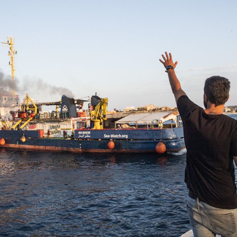 La Sea Watch 3 attracca a Lampedusa