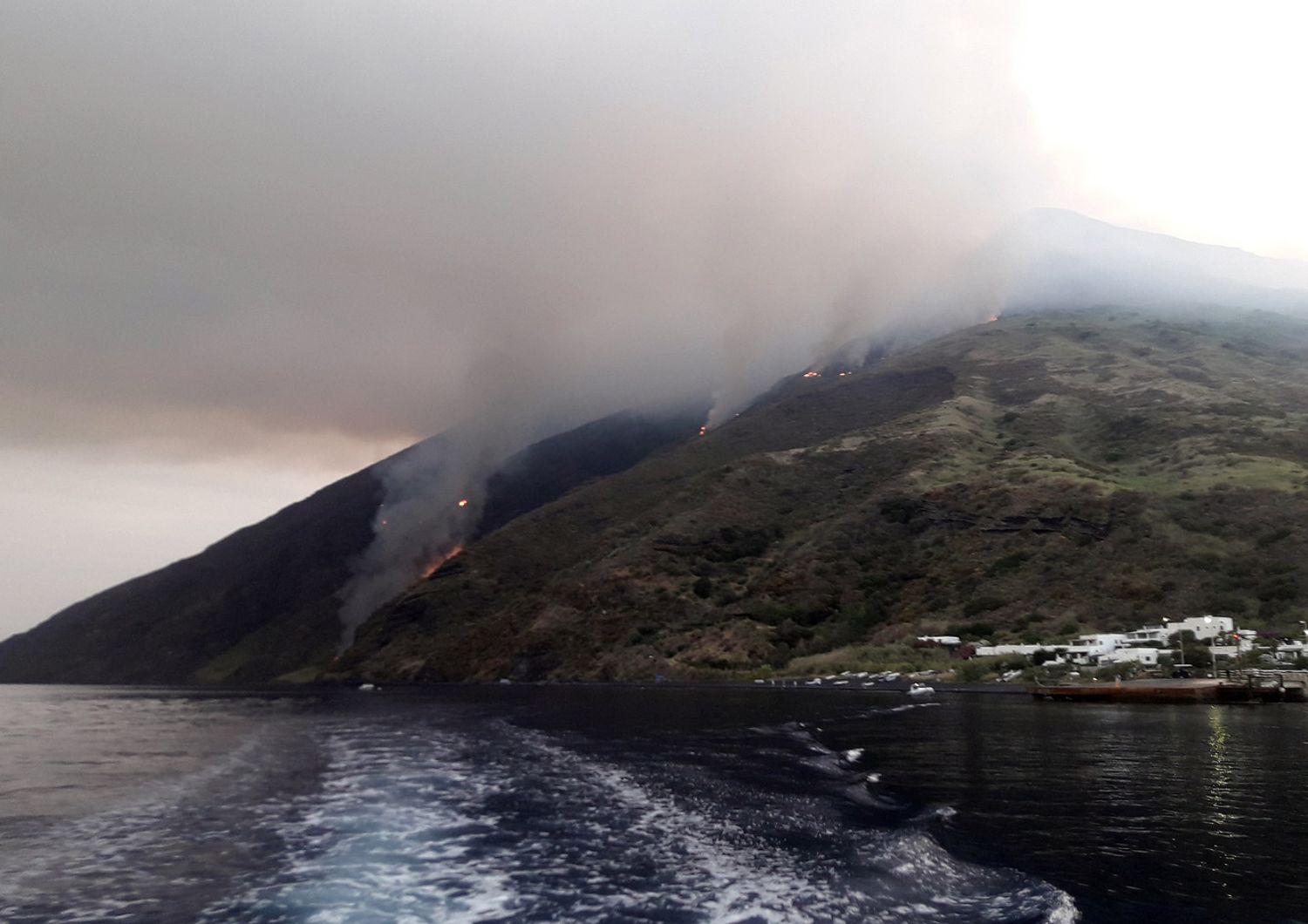 L'eruzione dello Stromboli vista dal mare