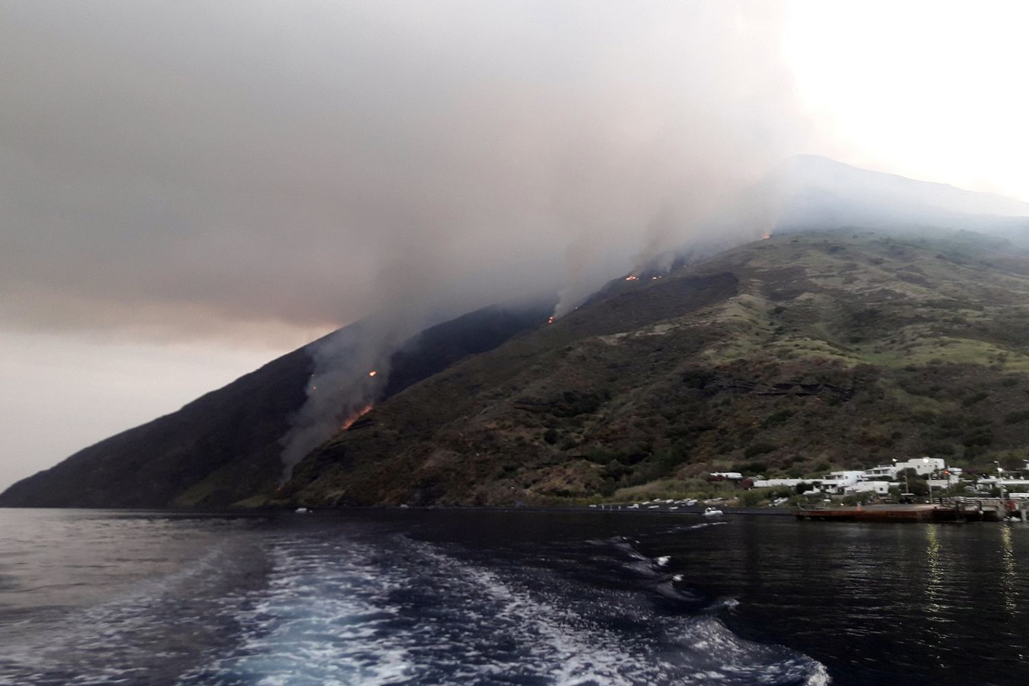 L'eruzione dello Stromboli vista dal mare
