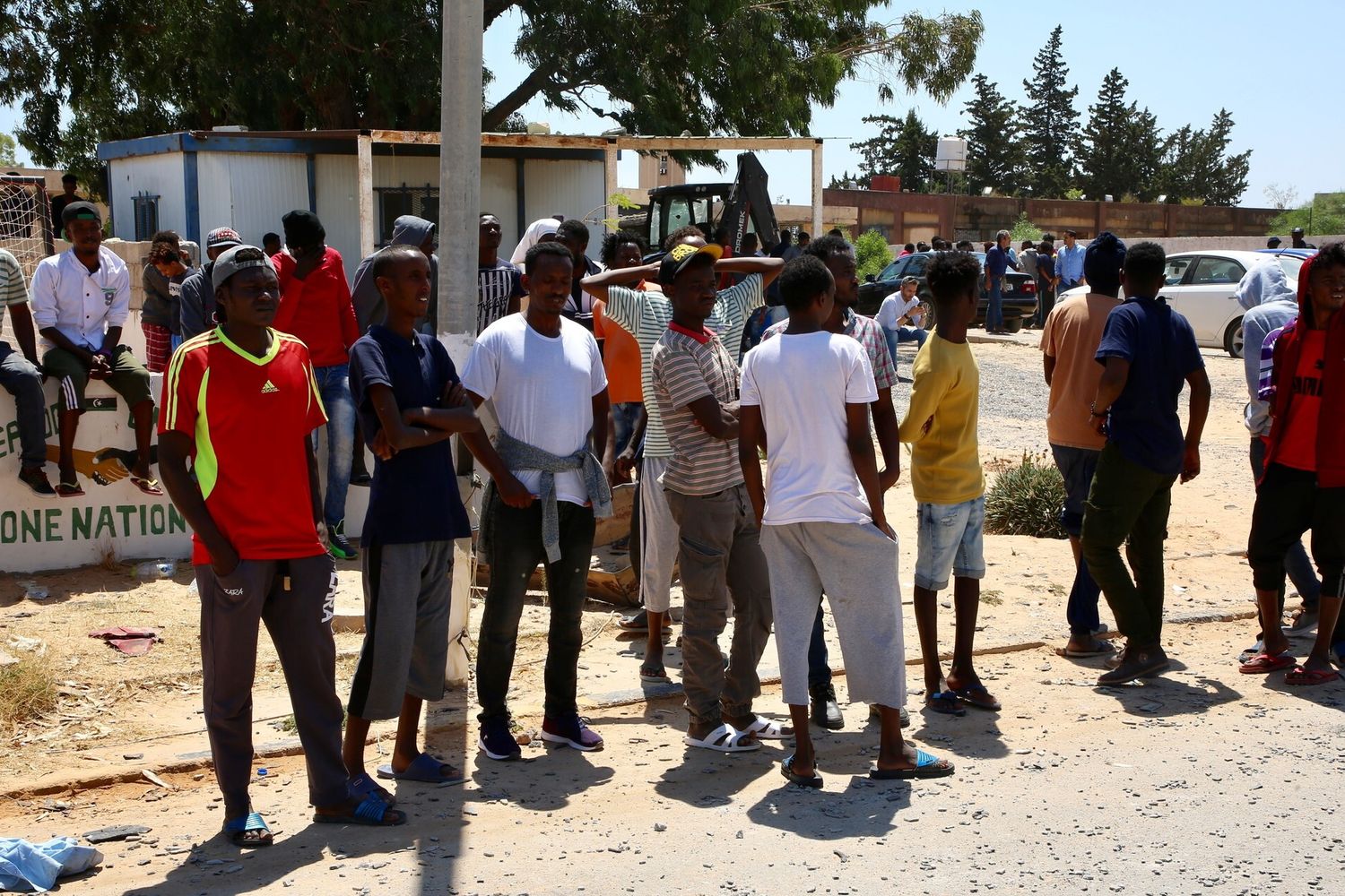Migranti scampati al bombardamento del centro di detenzione in Libia