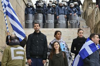 Cittadini greci sulle scale di piazza Sintagma&nbsp;