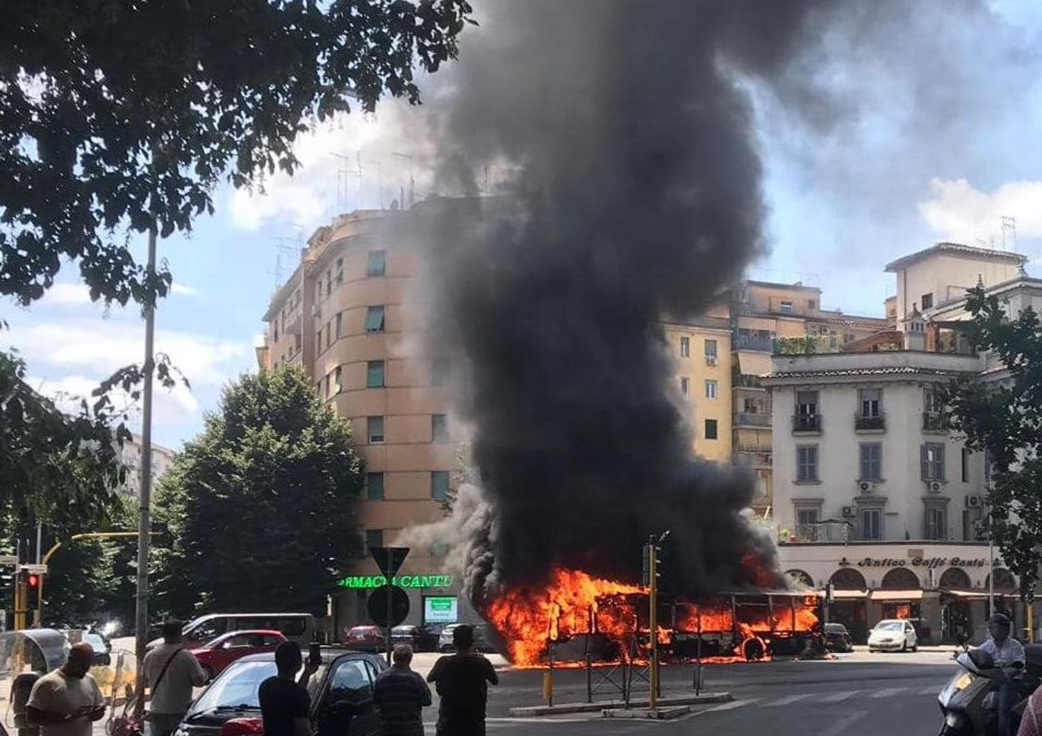 L'autobus in fiamme nel quartiere Appio