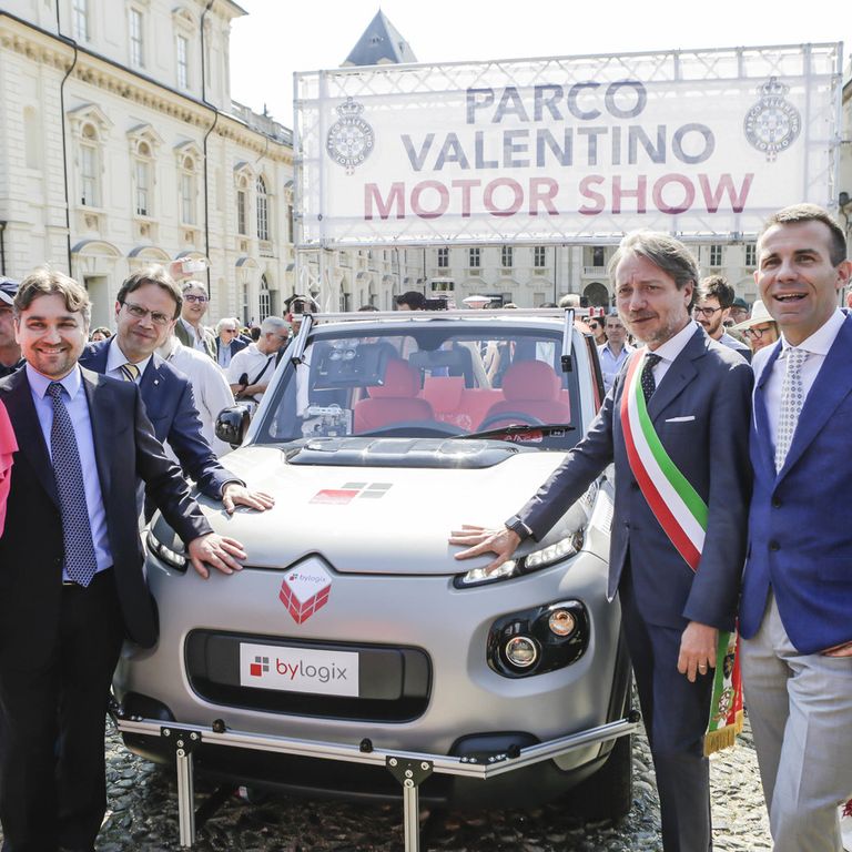 Andrea Levy (primo da destra)