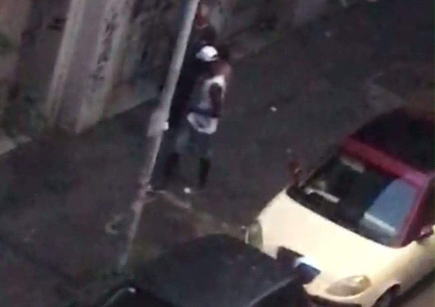 Un momento del video dello spaccio al Pigneto ripreso da un cittadino