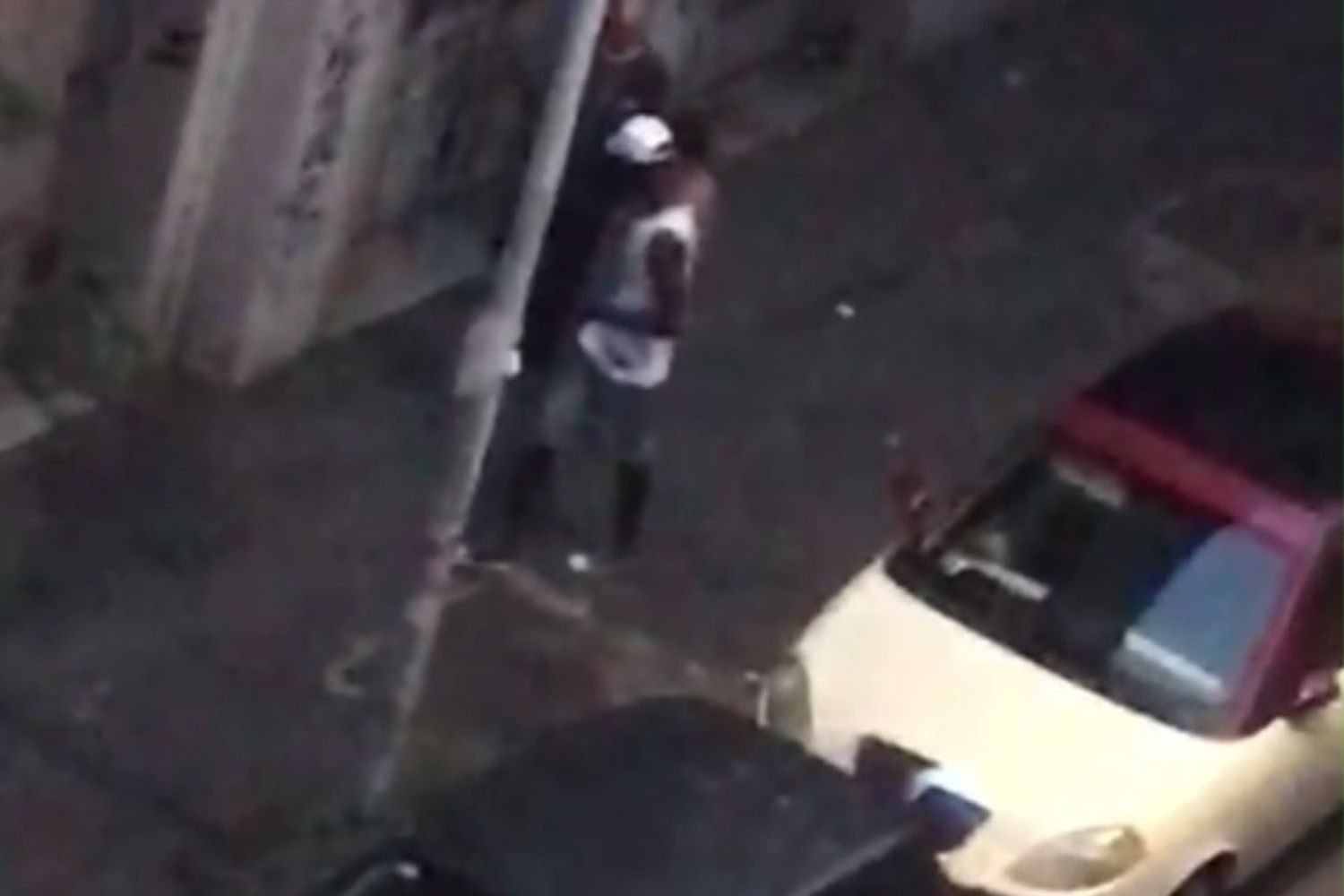 Un momento del video dello spaccio al Pigneto ripreso da un cittadino