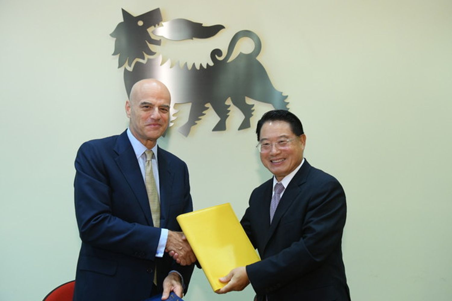 Claudio Descalzi (Eni) e&nbsp;&nbsp;Li&nbsp;Yong (Unido)