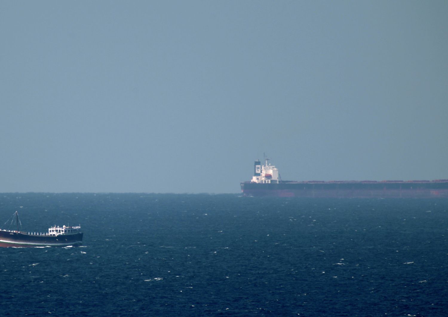 Una petroliera (non quella sequestrata) nello stretto di Hormuz. Immagine di repertorio