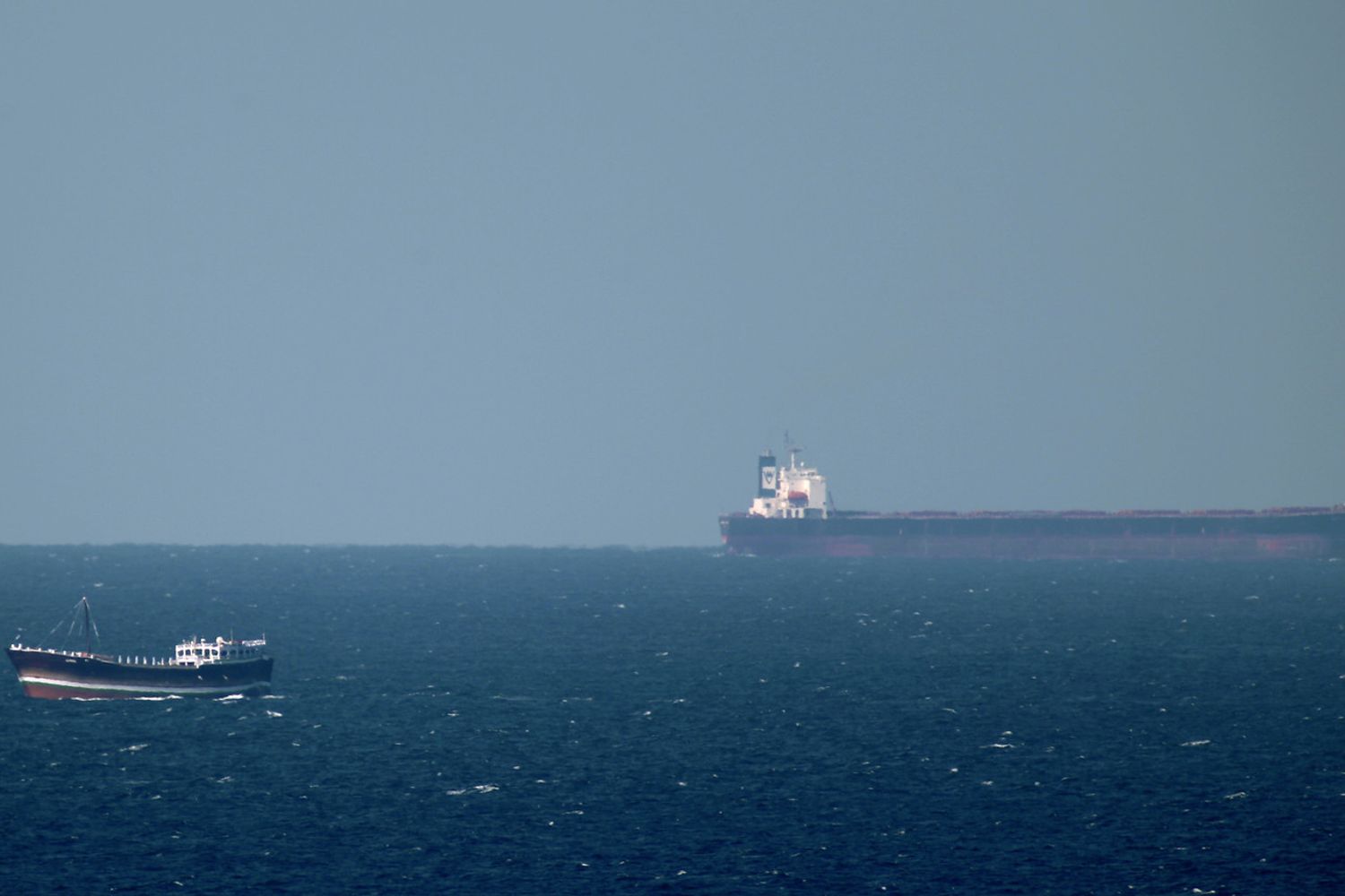 Una petroliera (non quella sequestrata) nello stretto di Hormuz. Immagine di repertorio