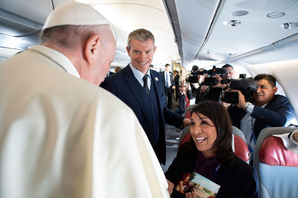 Matteo Bruni e Papa Francesco durante un recente viaggio del Pontefice