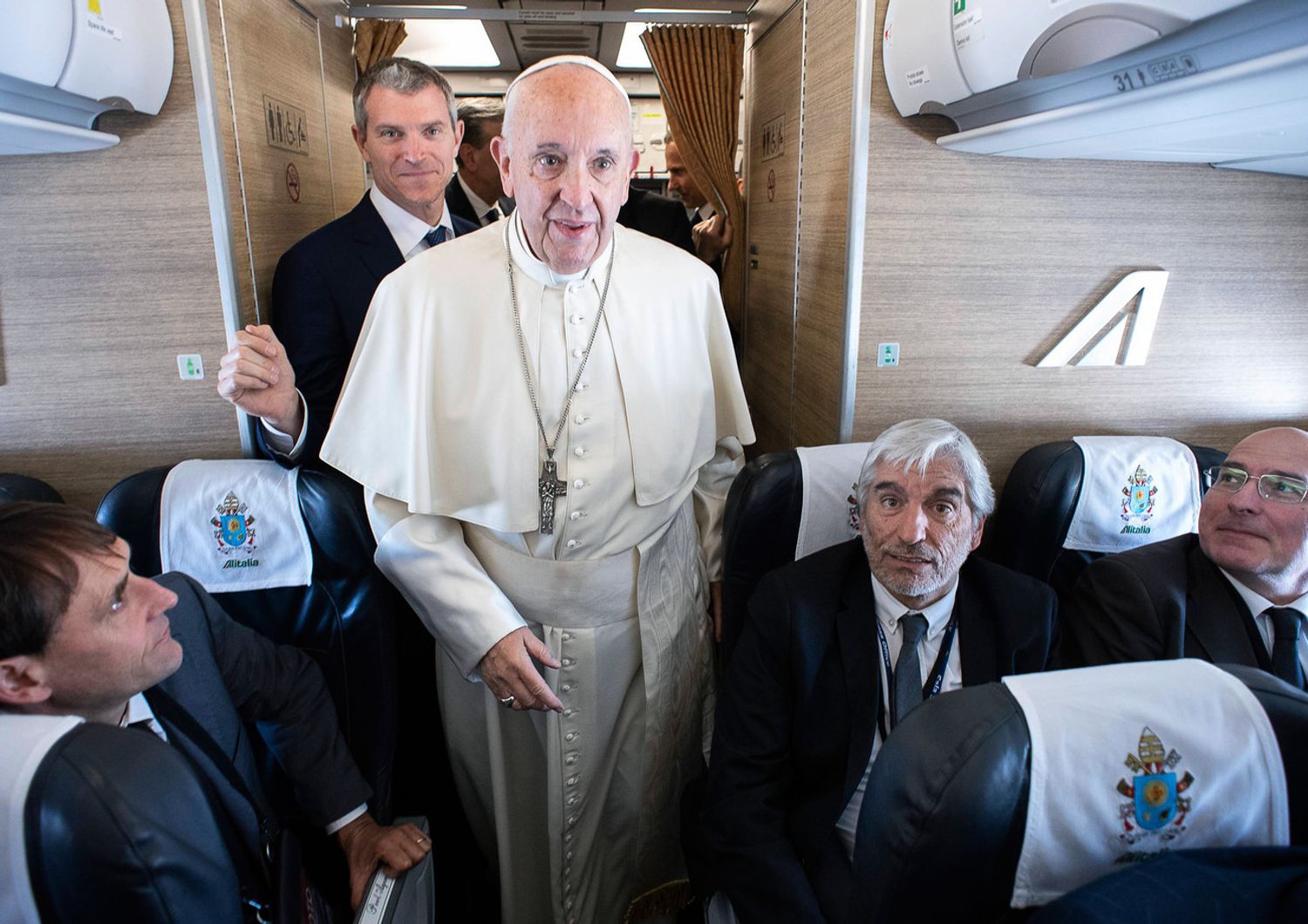 Matteo Bruni e Papa Francesco durante un recente viaggio del Pontefice