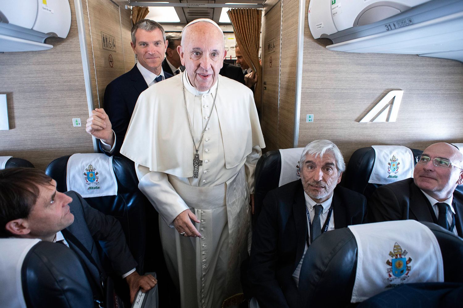 Matteo Bruni e Papa Francesco durante un recente viaggio del Pontefice